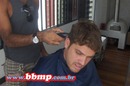 Presidente do Bahia paga aposta e raspa o cabelo