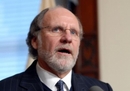 Governador Corzine anuncia mais cortes no oramento em NJ.