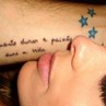 Xuxa faz tatuagem para sua amada, a danarina Sheila Mello