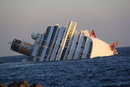 Navio de cruzeiro afunda na Itlia 4 mil pessoas so retirados as pressas; seis morreram