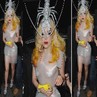 Lady Gaga sai com vestido transparente e  lagosta brilhante na cabea