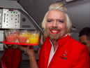 Executivo da Virgin Atlantic se veste de mulher apos perder aposta