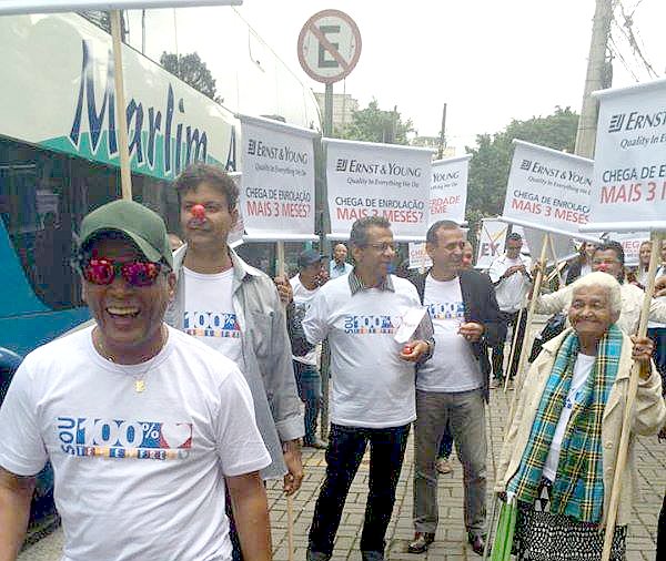 Divulgadores da Telexfree fazem manifestação contra empresa Ernest Young